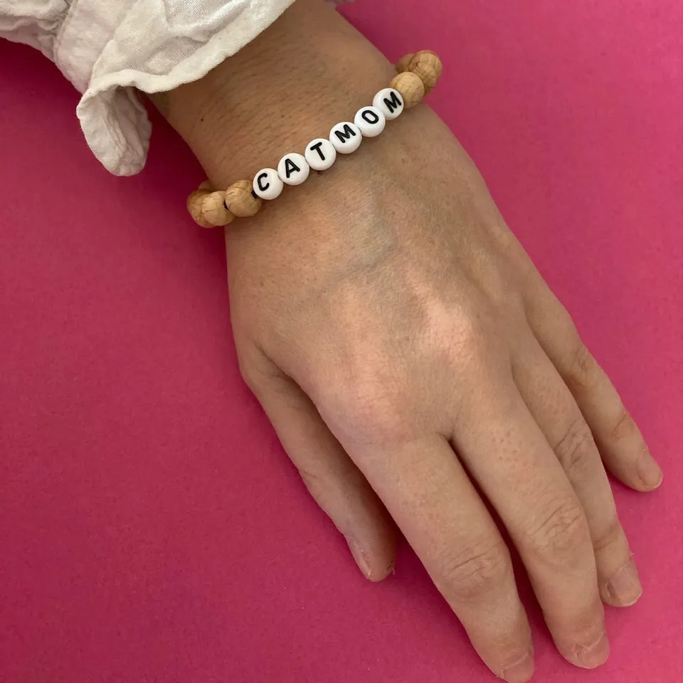 kater-kasimir-catmom-armband-holzperlen-handgekn-pft image 1